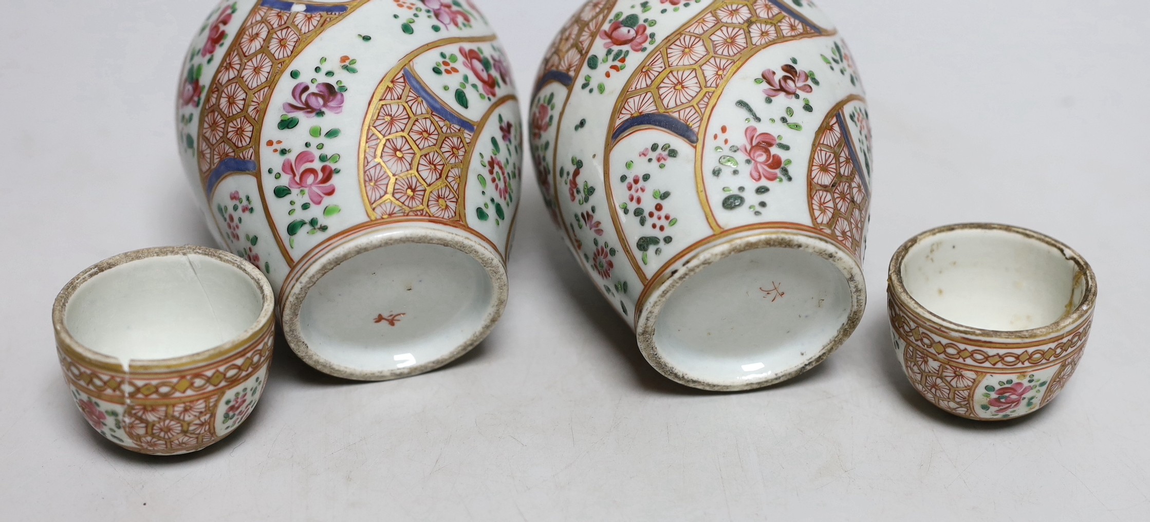 A pair of 19th century Samson of Paris jars and covers, 14cm